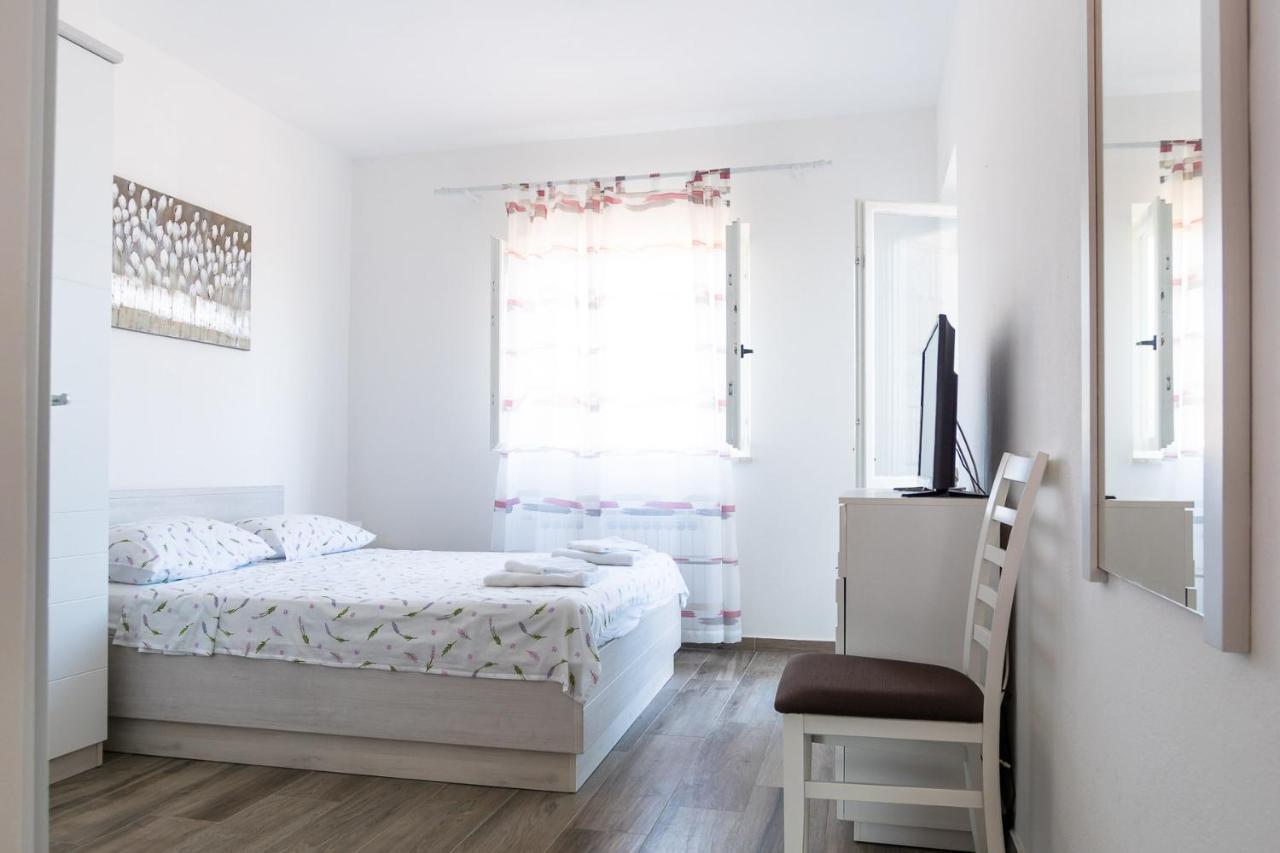 Apartmani Fides ลุมบาร์ดา ภายนอก รูปภาพ